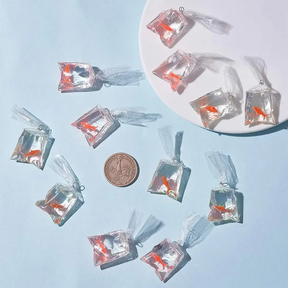 Lot de 12 breloques résine poisson rouge pour bijoux