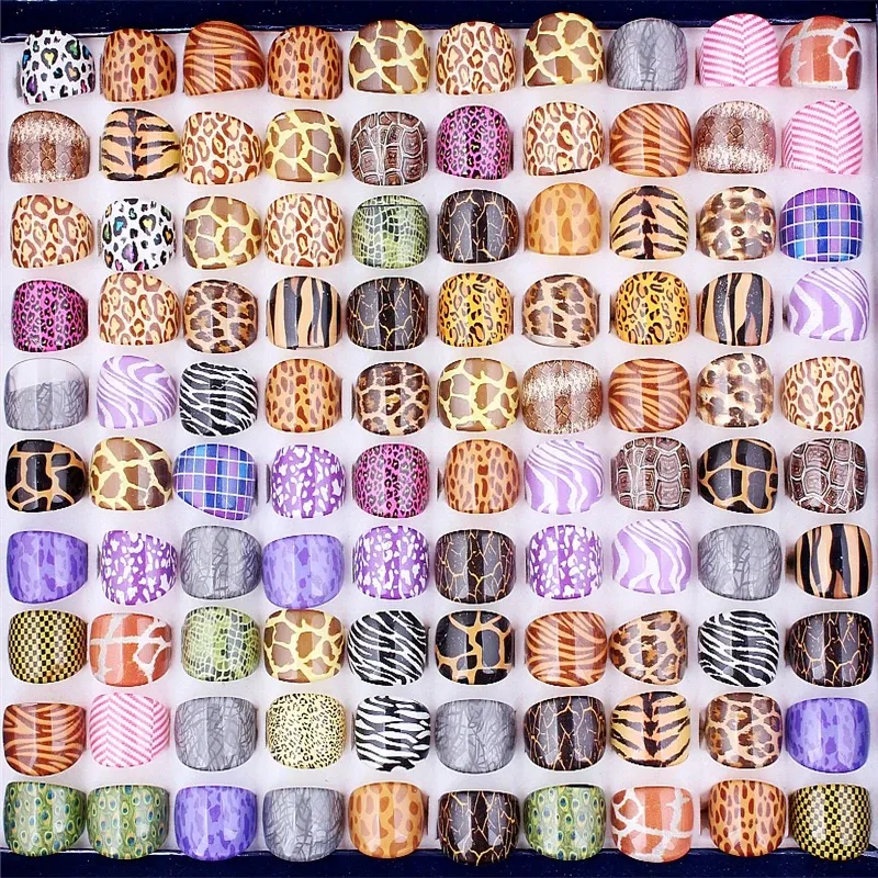 Lot de 50 bagues fantaisie en résine colorée femme