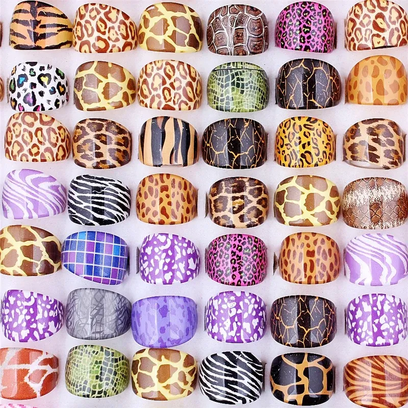 Lot de 50 bagues fantaisie en résine colorée femme