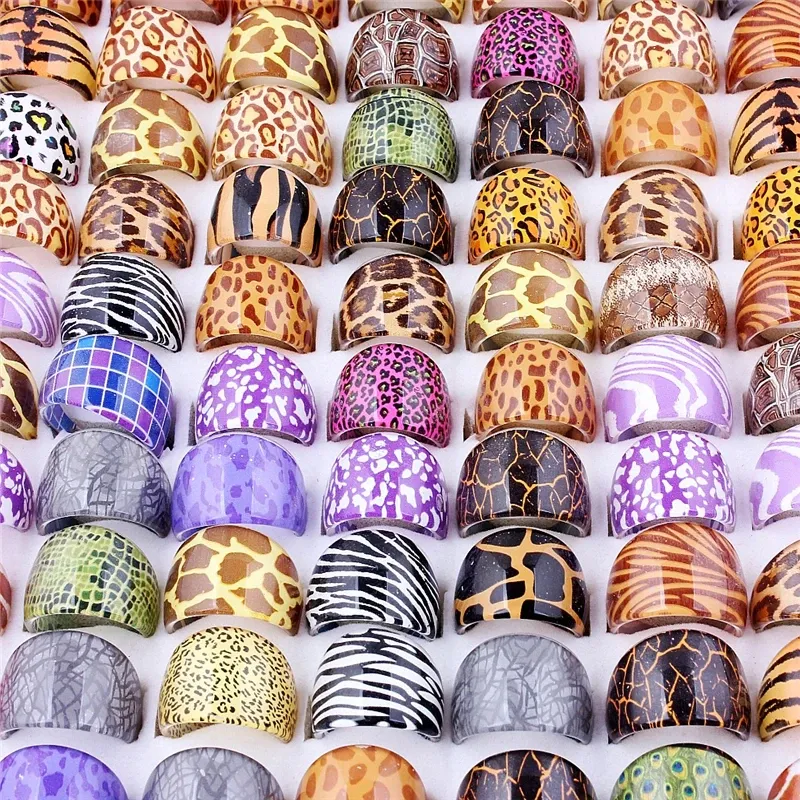 Lot de 50 bagues fantaisie en résine colorée femme