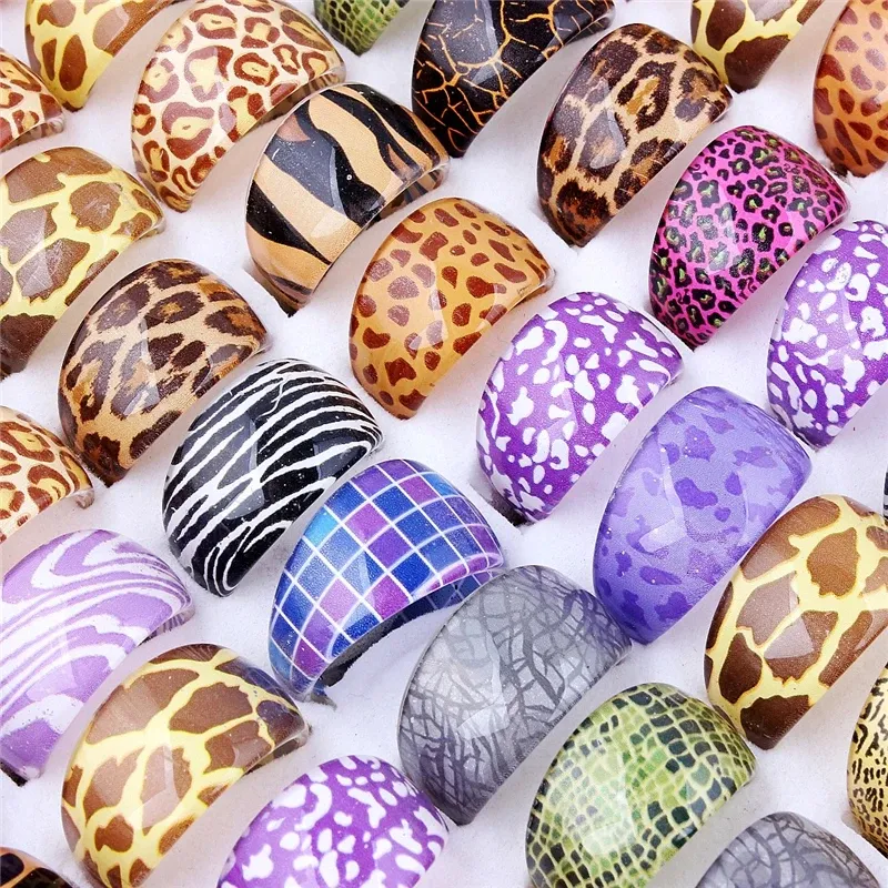 Lot de 50 bagues fantaisie en résine colorée femme