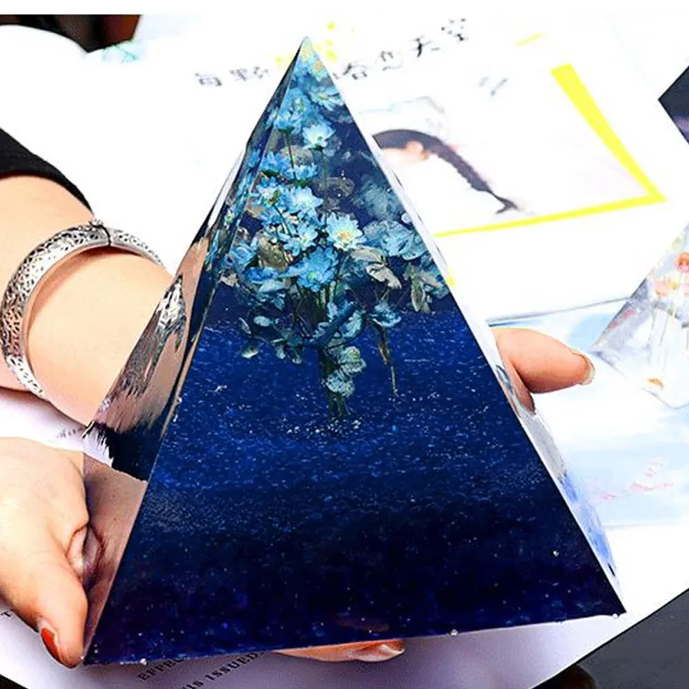 Moule silicone pyramide 3D pour artisanat résine et béton